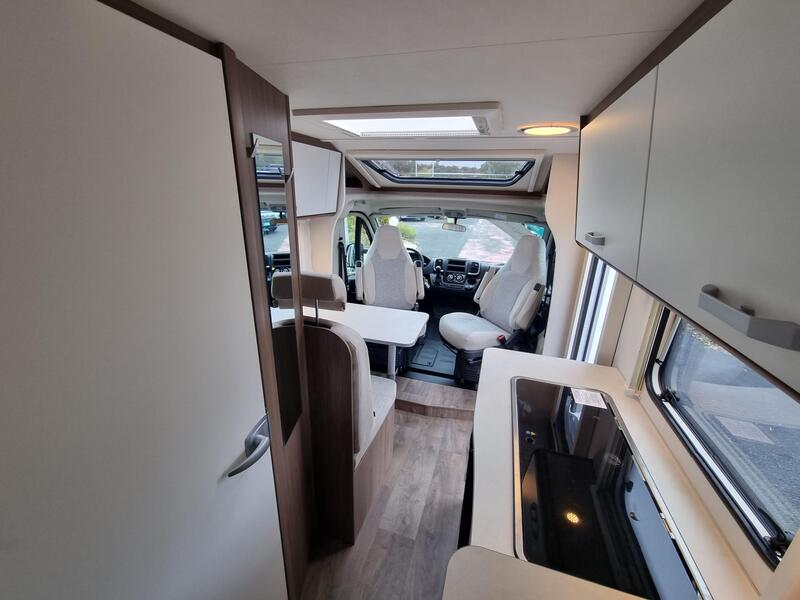 camping-car CARADO V 337 PRO + NEUF