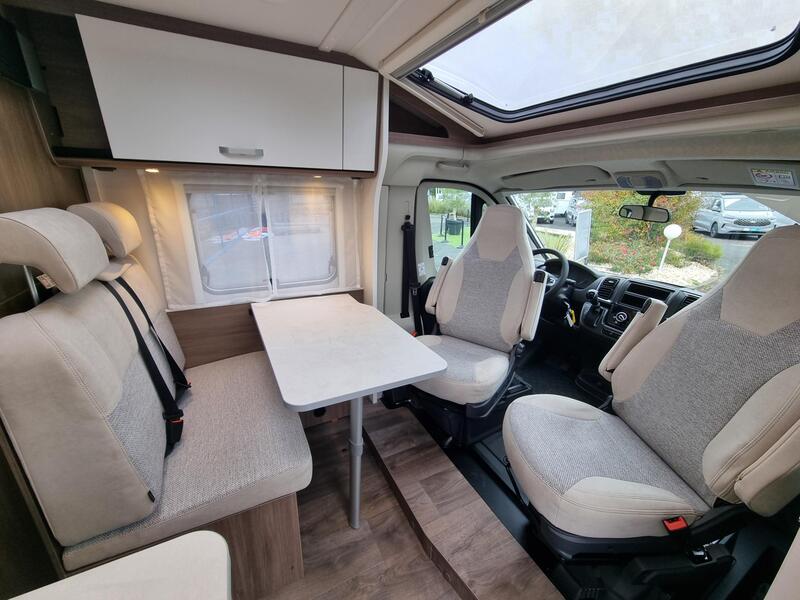 camping-car CARADO V 337 PRO + NEUF