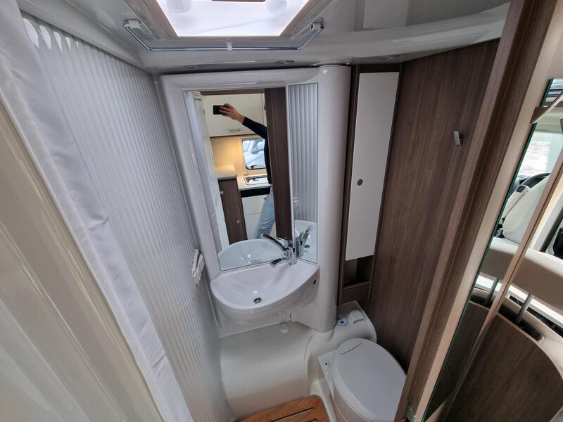 camping-car CARADO V 337 PRO + NEUF