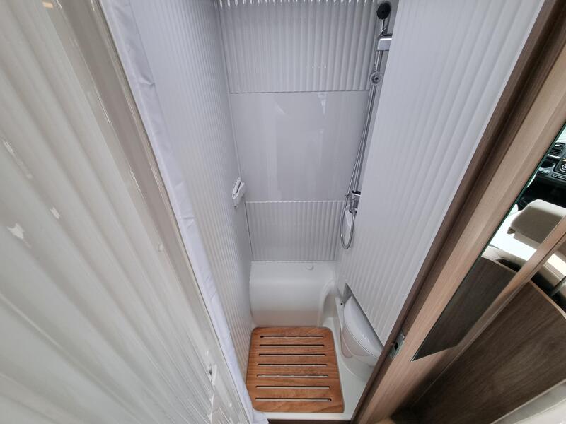 camping-car CARADO V 337 PRO + NEUF