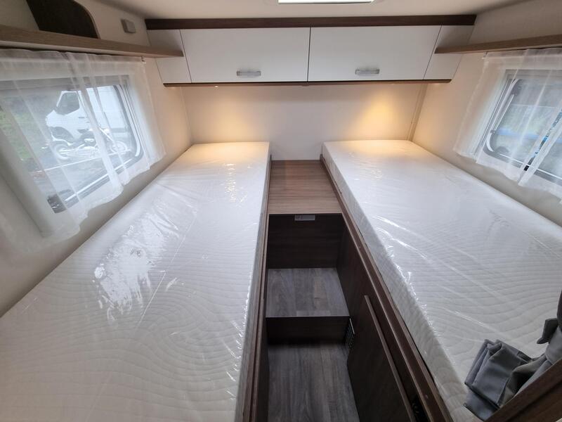 camping-car CARADO V 337 PRO + NEUF