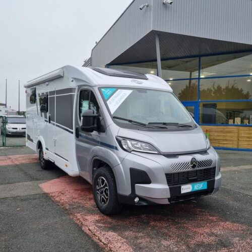 Équipements et Packs ÉQUIPEMENTS Panneau solaire Isolation réservoir des eaux usées Toit panoramique Régulateur / limiteur de vitesse Store extérieur combiné store et moustiquaire Station multimédia avec caméra de recul Eclairage 100% LED Peinture cabine métallisée 2 Batteries cellule Eclairage extérieur Feux Antibrouillard avant Volant & Levier de vitesse gainés cuir Traction + Jantes acier 16 pouces abs esp Sièges avant pivotants avec accoudoirs Stores d'occultation REMIS Chauffage gaz TRUMA air pulsé Douche vario Voir tous les équipements PACKS ÉQUIPÉS PACK PRO + Pack Optique 1 : Pare-chocs peint - Pack Optique 2 : jantes alliage 16" bicolores - Pack Confort : Couleur extérieure gris Artense métallisé, Stores plissés de cabine, Toit panoramique de cabine, Coloris spécifique des portes des meubles de pavillon en blanc, Cosy Sérigraphie pro+, Store extérieur 4 m, Réservoir eaux usées isolé, 2ème trappe extérieure (selon modèle) : 4099 € OPTIONS USINE BOITE AUTOMATIQUE 140 CH + Transformation de la dînette en couchage : 3575 € Coussin supplémentaire pour maxi couchage sur lits jumeaux + Caillebotis de douche + Précâblage TV 12 V et support écran plat + Panneau solaire 100 W + Précâblage pour caméra de recul + Lit Clever-Lift + Pack multimédia avec caméra de recul : 4170 € Voir tous les packs FORFAIT DE LIVRAISON 790 € (facultatif) LES POINTS FORTS Finition Pro + Boite automatique Panneau solaire Store extérieur