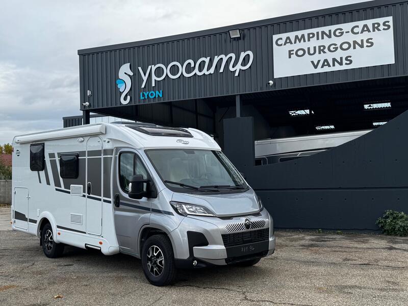 🧳 Packs et options du CARADO V 339 PRO+ PACK PRO+ — valeur : 4 035 € Ce pack réunit le Pack Confort et le Pack Optique 1 & 2, et ajoute plusieurs équipements exclusifs : Couleur extérieure gris Artense métallisé Stores plissés de cabine pour une meilleure isolation lumineuse Toit panoramique apportant davantage de clarté à bord Portes de meubles de pavillon au coloris blanc Cosy Sérigraphie PRO+ distinctive Store extérieur de 4 mètres Réservoir d’eaux usées isolé, parfait pour voyager par tous les temps Grâce à ce pack complet, le véhicule gagne en esthétique, confort et fonctionnalité, tout en conservant sa compacité d’origine. PACK CONFORT — inclus (valeur : 0 €) Ce pack ajoute des détails qui améliorent le bien-être à bord : Lanterneau panoramique 70 x 50 cm Lanterneau translucide 40 x 40 cm Miroir rétroéclairé avec patères intégrées Bandeau lumineux pour une ambiance douce Porte moustiquaire monobloc pratique et efficace L’ensemble crée un intérieur lumineux, sain et agréable pour tous les voyages. PACK OPTIQUE 1 & 2 — valeur : 170 € Ce pack renforce le style extérieur et le confort de conduite : Pare-chocs avant peint Skidplate noir brillant Feux antibrouillard Volant et pommeau en cuir Tableau de bord Techno-Trim avec finitions modernes Jantes alliage 16" bicolores Pré-équipement caméra de recul Il apporte une touche sportive et élégante au véhicule tout en améliorant la visibilité et la sécurité. Équipements complémentaires — valeur : 220 € Le modèle présenté inclut également : Ambiance Ice (blanc) Panneau solaire 100W pour une autonomie renforcée Pré-câblage TV + support TV Caillebotis de douche en bois Châssis Citroën Jumper 3.500 kg – moteur 2.2 L 140 ch – boîte manuelle 6 rapports Ces éléments font du CARADO V 339 PRO+ un véhicule prêt à voyager, fiable et économe en énergie. 🚚 Forfait de livraison (optionnel) — 790 € Ce forfait comprend la préparation complète du véhicule, la mise en main personnalisée et le contrôle de sécurité avant la remise. Vous partez ainsi en toute sérénité. 🌟 Points forts du CARADO V 339 PRO+ Format compact, facile à manœuvrer et à stationner Lit central spacieux et confortable Grande soute pratique pour le rangement Finitions haut de gamme et design moderne Autonomie renforcée grâce au panneau solaire et aux réservoirs généreux