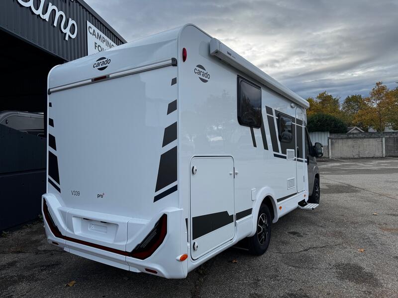 🧳 Packs et options du CARADO V 339 PRO+ PACK PRO+ — valeur : 4 035 € Ce pack réunit le Pack Confort et le Pack Optique 1 & 2, et ajoute plusieurs équipements exclusifs : Couleur extérieure gris Artense métallisé Stores plissés de cabine pour une meilleure isolation lumineuse Toit panoramique apportant davantage de clarté à bord Portes de meubles de pavillon au coloris blanc Cosy Sérigraphie PRO+ distinctive Store extérieur de 4 mètres Réservoir d’eaux usées isolé, parfait pour voyager par tous les temps Grâce à ce pack complet, le véhicule gagne en esthétique, confort et fonctionnalité, tout en conservant sa compacité d’origine. PACK CONFORT — inclus (valeur : 0 €) Ce pack ajoute des détails qui améliorent le bien-être à bord : Lanterneau panoramique 70 x 50 cm Lanterneau translucide 40 x 40 cm Miroir rétroéclairé avec patères intégrées Bandeau lumineux pour une ambiance douce Porte moustiquaire monobloc pratique et efficace L’ensemble crée un intérieur lumineux, sain et agréable pour tous les voyages. PACK OPTIQUE 1 & 2 — valeur : 170 € Ce pack renforce le style extérieur et le confort de conduite : Pare-chocs avant peint Skidplate noir brillant Feux antibrouillard Volant et pommeau en cuir Tableau de bord Techno-Trim avec finitions modernes Jantes alliage 16" bicolores Pré-équipement caméra de recul Il apporte une touche sportive et élégante au véhicule tout en améliorant la visibilité et la sécurité. Équipements complémentaires — valeur : 220 € Le modèle présenté inclut également : Ambiance Ice (blanc) Panneau solaire 100W pour une autonomie renforcée Pré-câblage TV + support TV Caillebotis de douche en bois Châssis Citroën Jumper 3.500 kg – moteur 2.2 L 140 ch – boîte manuelle 6 rapports Ces éléments font du CARADO V 339 PRO+ un véhicule prêt à voyager, fiable et économe en énergie. 🚚 Forfait de livraison (optionnel) — 790 € Ce forfait comprend la préparation complète du véhicule, la mise en main personnalisée et le contrôle de sécurité avant la remise. Vous partez ainsi en toute sérénité. 🌟 Points forts du CARADO V 339 PRO+ Format compact, facile à manœuvrer et à stationner Lit central spacieux et confortable Grande soute pratique pour le rangement Finitions haut de gamme et design moderne Autonomie renforcée grâce au panneau solaire et aux réservoirs généreux