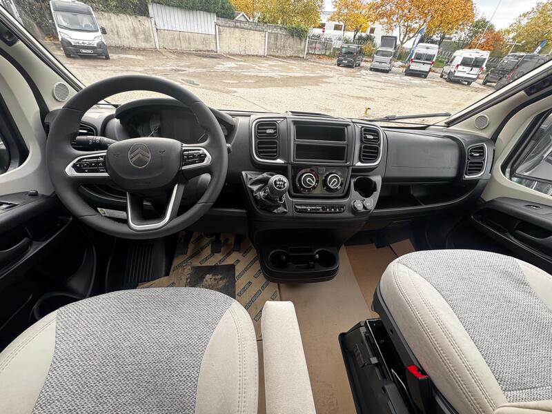 🧳 Packs et options du CARADO V 339 PRO+ PACK PRO+ — valeur : 4 035 € Ce pack réunit le Pack Confort et le Pack Optique 1 & 2, et ajoute plusieurs équipements exclusifs : Couleur extérieure gris Artense métallisé Stores plissés de cabine pour une meilleure isolation lumineuse Toit panoramique apportant davantage de clarté à bord Portes de meubles de pavillon au coloris blanc Cosy Sérigraphie PRO+ distinctive Store extérieur de 4 mètres Réservoir d’eaux usées isolé, parfait pour voyager par tous les temps Grâce à ce pack complet, le véhicule gagne en esthétique, confort et fonctionnalité, tout en conservant sa compacité d’origine. PACK CONFORT — inclus (valeur : 0 €) Ce pack ajoute des détails qui améliorent le bien-être à bord : Lanterneau panoramique 70 x 50 cm Lanterneau translucide 40 x 40 cm Miroir rétroéclairé avec patères intégrées Bandeau lumineux pour une ambiance douce Porte moustiquaire monobloc pratique et efficace L’ensemble crée un intérieur lumineux, sain et agréable pour tous les voyages. PACK OPTIQUE 1 & 2 — valeur : 170 € Ce pack renforce le style extérieur et le confort de conduite : Pare-chocs avant peint Skidplate noir brillant Feux antibrouillard Volant et pommeau en cuir Tableau de bord Techno-Trim avec finitions modernes Jantes alliage 16" bicolores Pré-équipement caméra de recul Il apporte une touche sportive et élégante au véhicule tout en améliorant la visibilité et la sécurité. Équipements complémentaires — valeur : 220 € Le modèle présenté inclut également : Ambiance Ice (blanc) Panneau solaire 100W pour une autonomie renforcée Pré-câblage TV + support TV Caillebotis de douche en bois Châssis Citroën Jumper 3.500 kg – moteur 2.2 L 140 ch – boîte manuelle 6 rapports Ces éléments font du CARADO V 339 PRO+ un véhicule prêt à voyager, fiable et économe en énergie. 🚚 Forfait de livraison (optionnel) — 790 € Ce forfait comprend la préparation complète du véhicule, la mise en main personnalisée et le contrôle de sécurité avant la remise. Vous partez ainsi en toute sérénité. 🌟 Points forts du CARADO V 339 PRO+ Format compact, facile à manœuvrer et à stationner Lit central spacieux et confortable Grande soute pratique pour le rangement Finitions haut de gamme et design moderne Autonomie renforcée grâce au panneau solaire et aux réservoirs généreux