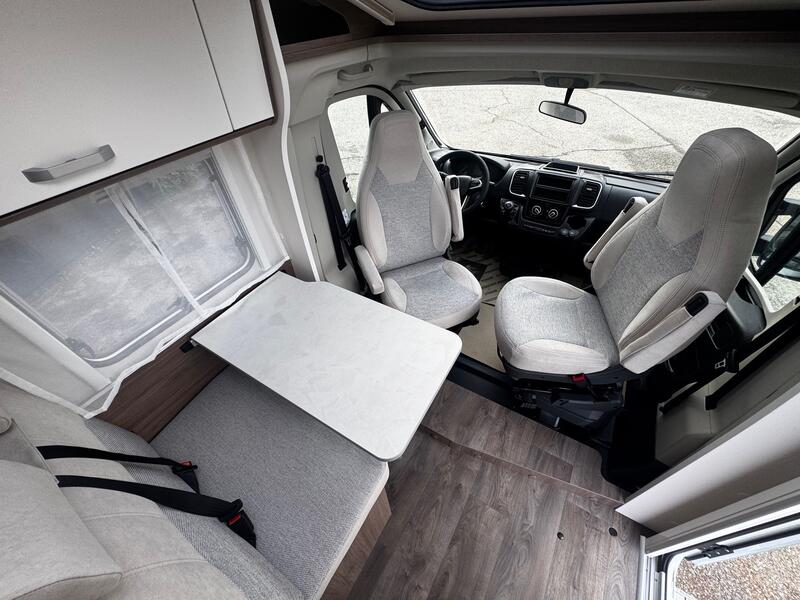 🧳 Packs et options du CARADO V 339 PRO+ PACK PRO+ — valeur : 4 035 € Ce pack réunit le Pack Confort et le Pack Optique 1 & 2, et ajoute plusieurs équipements exclusifs : Couleur extérieure gris Artense métallisé Stores plissés de cabine pour une meilleure isolation lumineuse Toit panoramique apportant davantage de clarté à bord Portes de meubles de pavillon au coloris blanc Cosy Sérigraphie PRO+ distinctive Store extérieur de 4 mètres Réservoir d’eaux usées isolé, parfait pour voyager par tous les temps Grâce à ce pack complet, le véhicule gagne en esthétique, confort et fonctionnalité, tout en conservant sa compacité d’origine. PACK CONFORT — inclus (valeur : 0 €) Ce pack ajoute des détails qui améliorent le bien-être à bord : Lanterneau panoramique 70 x 50 cm Lanterneau translucide 40 x 40 cm Miroir rétroéclairé avec patères intégrées Bandeau lumineux pour une ambiance douce Porte moustiquaire monobloc pratique et efficace L’ensemble crée un intérieur lumineux, sain et agréable pour tous les voyages. PACK OPTIQUE 1 & 2 — valeur : 170 € Ce pack renforce le style extérieur et le confort de conduite : Pare-chocs avant peint Skidplate noir brillant Feux antibrouillard Volant et pommeau en cuir Tableau de bord Techno-Trim avec finitions modernes Jantes alliage 16" bicolores Pré-équipement caméra de recul Il apporte une touche sportive et élégante au véhicule tout en améliorant la visibilité et la sécurité. Équipements complémentaires — valeur : 220 € Le modèle présenté inclut également : Ambiance Ice (blanc) Panneau solaire 100W pour une autonomie renforcée Pré-câblage TV + support TV Caillebotis de douche en bois Châssis Citroën Jumper 3.500 kg – moteur 2.2 L 140 ch – boîte manuelle 6 rapports Ces éléments font du CARADO V 339 PRO+ un véhicule prêt à voyager, fiable et économe en énergie. 🚚 Forfait de livraison (optionnel) — 790 € Ce forfait comprend la préparation complète du véhicule, la mise en main personnalisée et le contrôle de sécurité avant la remise. Vous partez ainsi en toute sérénité. 🌟 Points forts du CARADO V 339 PRO+ Format compact, facile à manœuvrer et à stationner Lit central spacieux et confortable Grande soute pratique pour le rangement Finitions haut de gamme et design moderne Autonomie renforcée grâce au panneau solaire et aux réservoirs généreux