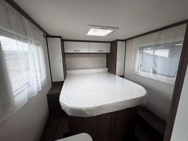 🧳 Packs et options du CARADO V 339 PRO+ PACK PRO+ — valeur : 4 035 € Ce pack réunit le Pack Confort et le Pack Optique 1 & 2, et ajoute plusieurs équipements exclusifs : Couleur extérieure gris Artense métallisé Stores plissés de cabine pour une meilleure isolation lumineuse Toit panoramique apportant davantage de clarté à bord Portes de meubles de pavillon au coloris blanc Cosy Sérigraphie PRO+ distinctive Store extérieur de 4 mètres Réservoir d’eaux usées isolé, parfait pour voyager par tous les temps Grâce à ce pack complet, le véhicule gagne en esthétique, confort et fonctionnalité, tout en conservant sa compacité d’origine. PACK CONFORT — inclus (valeur : 0 €) Ce pack ajoute des détails qui améliorent le bien-être à bord : Lanterneau panoramique 70 x 50 cm Lanterneau translucide 40 x 40 cm Miroir rétroéclairé avec patères intégrées Bandeau lumineux pour une ambiance douce Porte moustiquaire monobloc pratique et efficace L’ensemble crée un intérieur lumineux, sain et agréable pour tous les voyages. PACK OPTIQUE 1 & 2 — valeur : 170 € Ce pack renforce le style extérieur et le confort de conduite : Pare-chocs avant peint Skidplate noir brillant Feux antibrouillard Volant et pommeau en cuir Tableau de bord Techno-Trim avec finitions modernes Jantes alliage 16" bicolores Pré-équipement caméra de recul Il apporte une touche sportive et élégante au véhicule tout en améliorant la visibilité et la sécurité. Équipements complémentaires — valeur : 220 € Le modèle présenté inclut également : Ambiance Ice (blanc) Panneau solaire 100W pour une autonomie renforcée Pré-câblage TV + support TV Caillebotis de douche en bois Châssis Citroën Jumper 3.500 kg – moteur 2.2 L 140 ch – boîte manuelle 6 rapports Ces éléments font du CARADO V 339 PRO+ un véhicule prêt à voyager, fiable et économe en énergie. 🚚 Forfait de livraison (optionnel) — 790 € Ce forfait comprend la préparation complète du véhicule, la mise en main personnalisée et le contrôle de sécurité avant la remise. Vous partez ainsi en toute sérénité. 🌟 Points forts du CARADO V 339 PRO+ Format compact, facile à manœuvrer et à stationner Lit central spacieux et confortable Grande soute pratique pour le rangement Finitions haut de gamme et design moderne Autonomie renforcée grâce au panneau solaire et aux réservoirs généreux