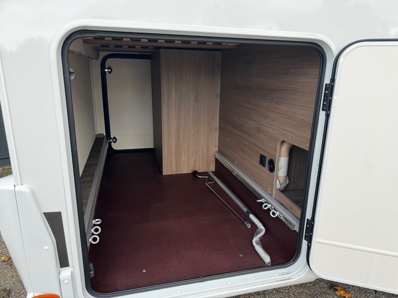 🧳 Packs et options du CARADO V 339 PRO+ PACK PRO+ — valeur : 4 035 € Ce pack réunit le Pack Confort et le Pack Optique 1 & 2, et ajoute plusieurs équipements exclusifs : Couleur extérieure gris Artense métallisé Stores plissés de cabine pour une meilleure isolation lumineuse Toit panoramique apportant davantage de clarté à bord Portes de meubles de pavillon au coloris blanc Cosy Sérigraphie PRO+ distinctive Store extérieur de 4 mètres Réservoir d’eaux usées isolé, parfait pour voyager par tous les temps Grâce à ce pack complet, le véhicule gagne en esthétique, confort et fonctionnalité, tout en conservant sa compacité d’origine. PACK CONFORT — inclus (valeur : 0 €) Ce pack ajoute des détails qui améliorent le bien-être à bord : Lanterneau panoramique 70 x 50 cm Lanterneau translucide 40 x 40 cm Miroir rétroéclairé avec patères intégrées Bandeau lumineux pour une ambiance douce Porte moustiquaire monobloc pratique et efficace L’ensemble crée un intérieur lumineux, sain et agréable pour tous les voyages. PACK OPTIQUE 1 & 2 — valeur : 170 € Ce pack renforce le style extérieur et le confort de conduite : Pare-chocs avant peint Skidplate noir brillant Feux antibrouillard Volant et pommeau en cuir Tableau de bord Techno-Trim avec finitions modernes Jantes alliage 16" bicolores Pré-équipement caméra de recul Il apporte une touche sportive et élégante au véhicule tout en améliorant la visibilité et la sécurité. Équipements complémentaires — valeur : 220 € Le modèle présenté inclut également : Ambiance Ice (blanc) Panneau solaire 100W pour une autonomie renforcée Pré-câblage TV + support TV Caillebotis de douche en bois Châssis Citroën Jumper 3.500 kg – moteur 2.2 L 140 ch – boîte manuelle 6 rapports Ces éléments font du CARADO V 339 PRO+ un véhicule prêt à voyager, fiable et économe en énergie. 🚚 Forfait de livraison (optionnel) — 790 € Ce forfait comprend la préparation complète du véhicule, la mise en main personnalisée et le contrôle de sécurité avant la remise. Vous partez ainsi en toute sérénité. 🌟 Points forts du CARADO V 339 PRO+ Format compact, facile à manœuvrer et à stationner Lit central spacieux et confortable Grande soute pratique pour le rangement Finitions haut de gamme et design moderne Autonomie renforcée grâce au panneau solaire et aux réservoirs généreux