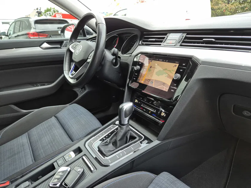 Volkswagen Passat – Image 11